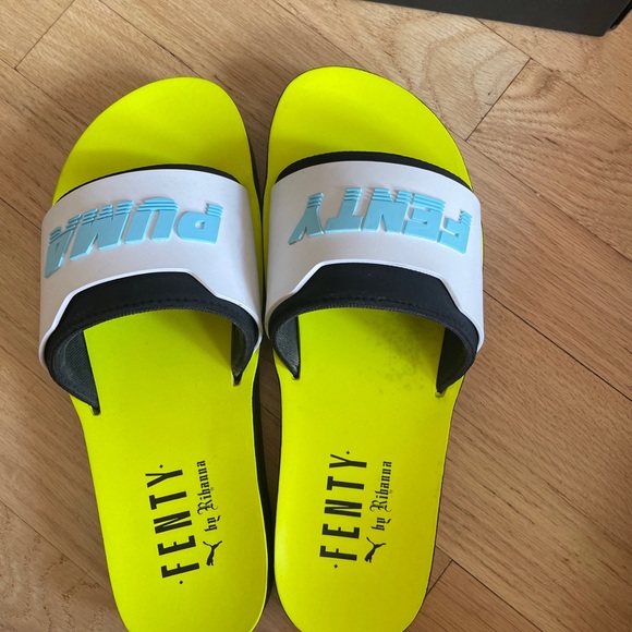 Women's Fenty puma slides size 8.5. - Picture 4 of 10